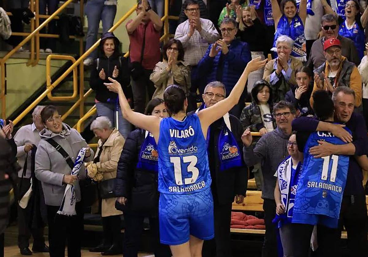 Vilaró celebra el pase a la final de la Liga con la afición.