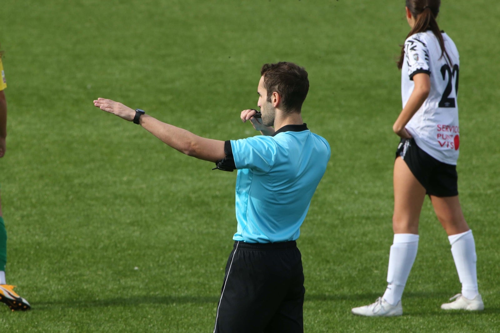 Un colegiado salmantino realiza indicaciones durante un encuentro.