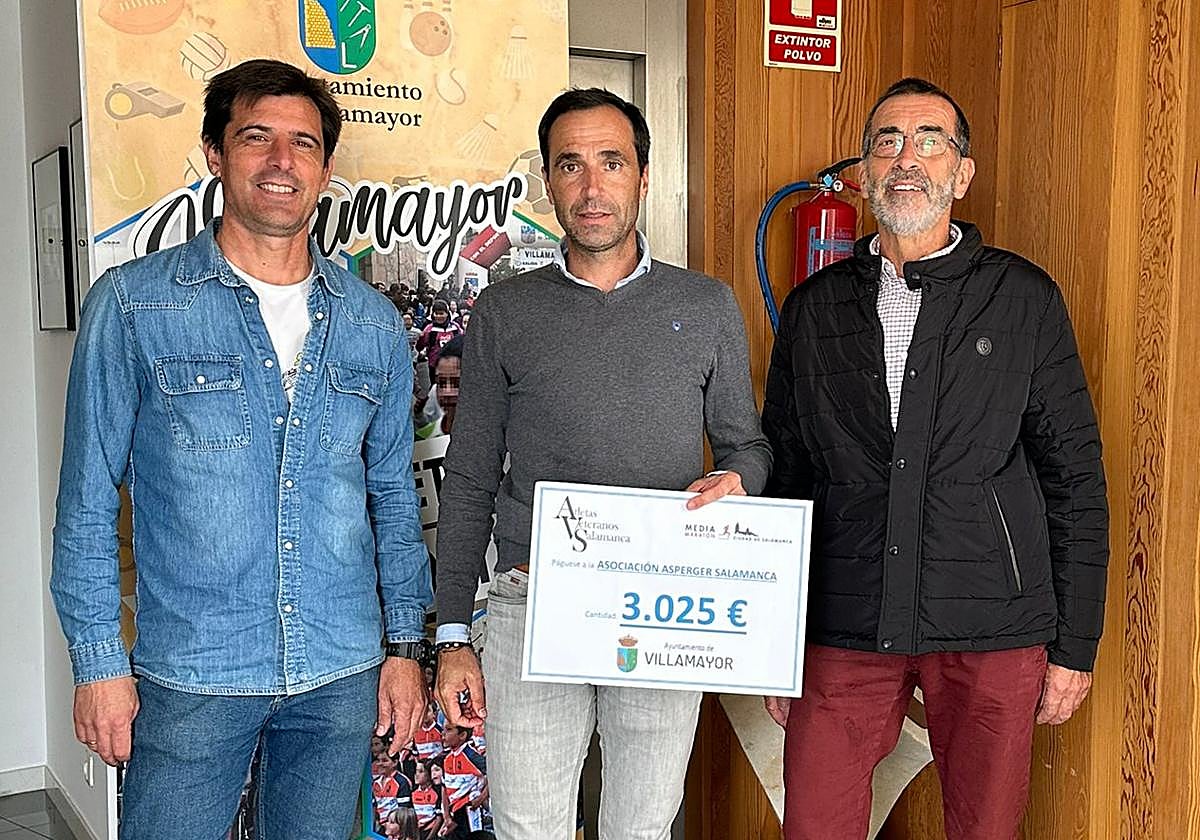 Óscar Martín, representante de la Asociación Asperger y Benjamín Llorente, de Atletas Veteranos de Salamanca como organizadores de la prueba, junto al concejal de Villamayor Salvador Ruano Sanchón.