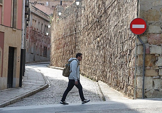 Imagen de la calle Rabanal, por la que ahora no puede subir los padres.