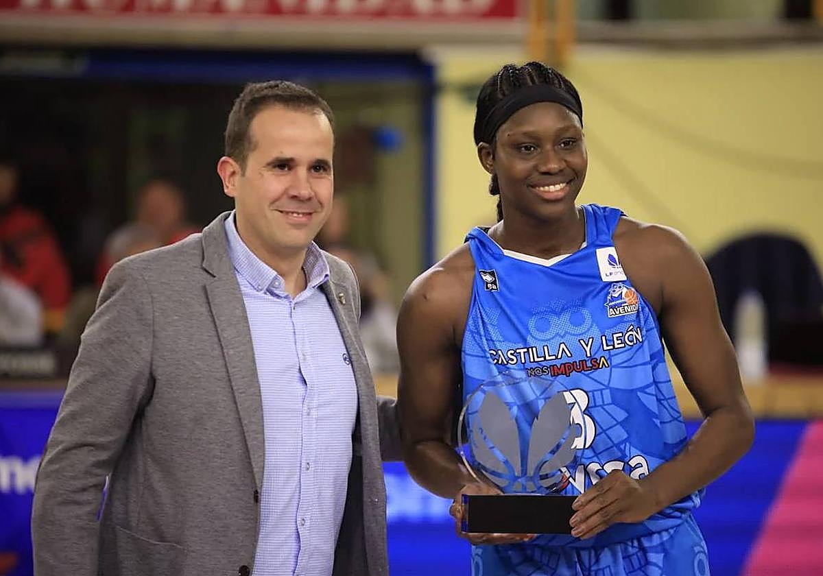 Koné, recibiendo el trofeo de mejor pívot de la Liga Femenina.