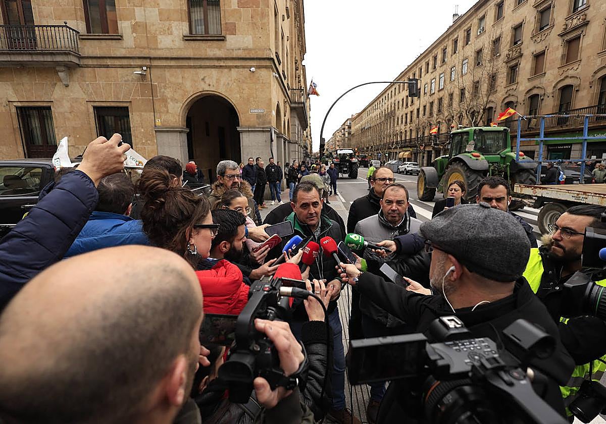 Representantes de las OPAs de Salamanca, atienden a los medios durante una tractorada.