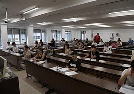 Foto de archivo de varios estudiantes realizando la EBAU