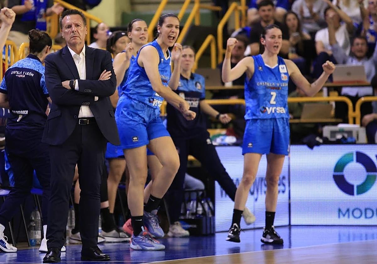 Lucía, en el centro, celebra una canasta de Avenida.