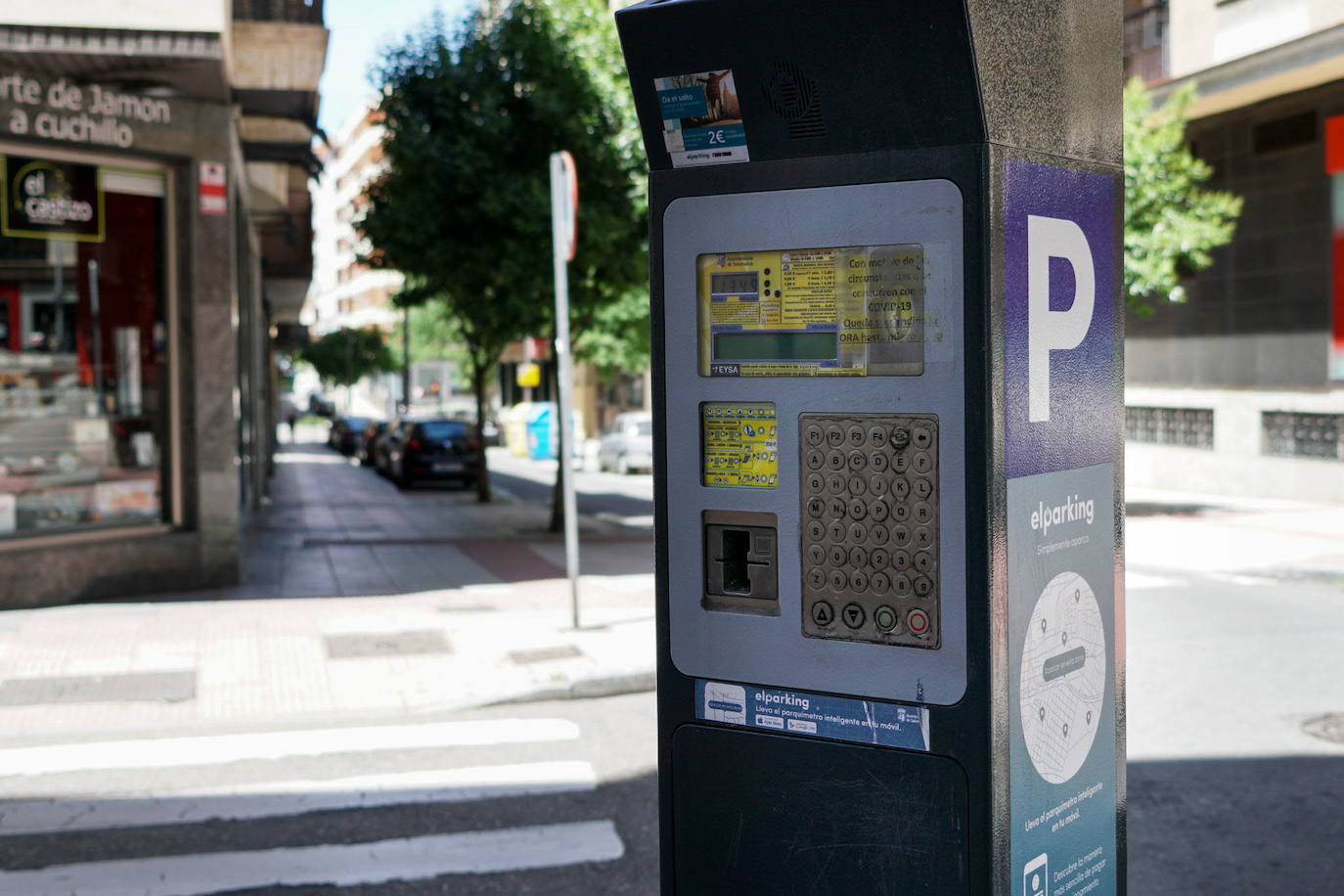 Un parquímetro de la zona azul de Salamanca.