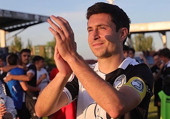 Nespral se despide de la afición de Unionistas tras ser cambiado durante el partido.