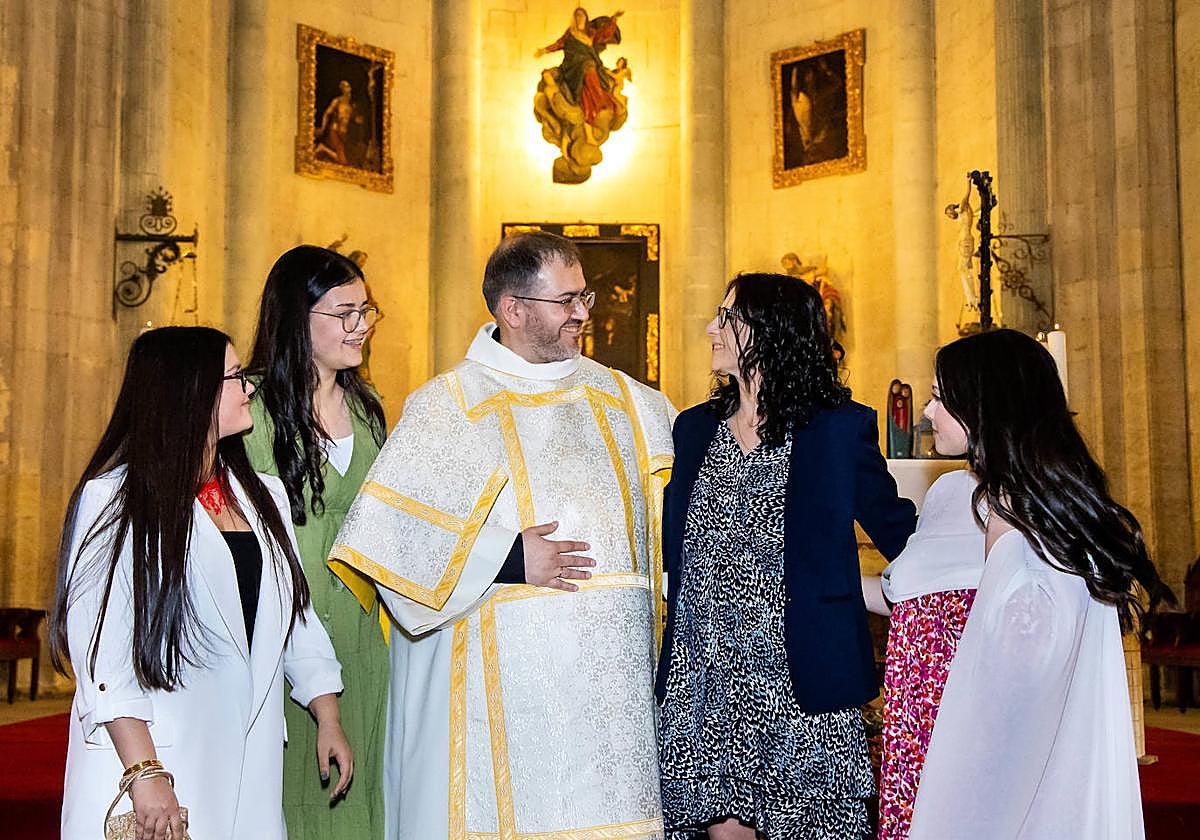 Daniel Mielgo conversa junto a su mujer y sus tres hijas en la catedral de Ciudad Rodrigo.