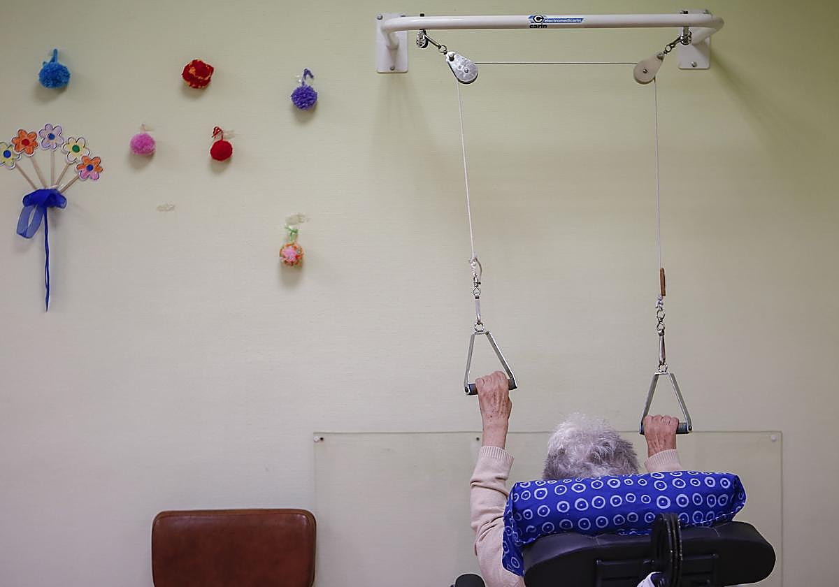 Una usuaria en la zona de fisioterapia de un centro salmantino en una imagen de archivo.