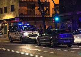 Intervención policial nocturna en una imagen de archivo.
