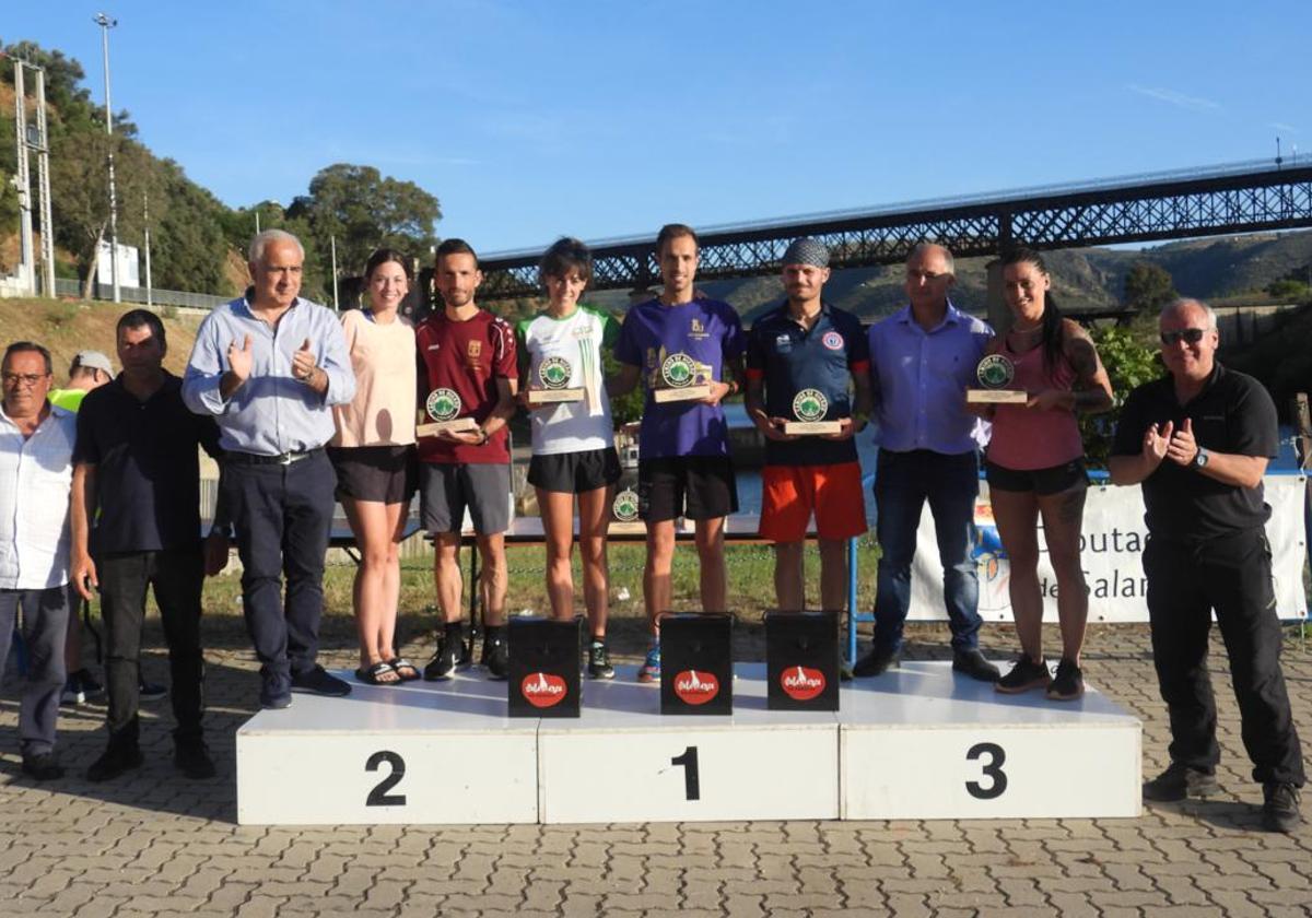Podios masculino y femenino del Trail del Hierro.