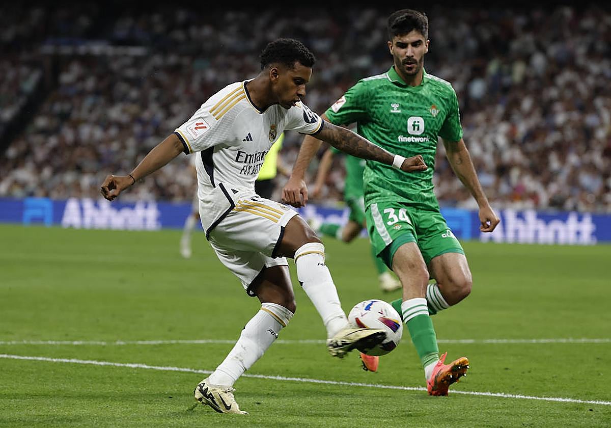 Visus, con el 34, defiende a Rodrigo, del Real Madrid, en el Bernabéu.