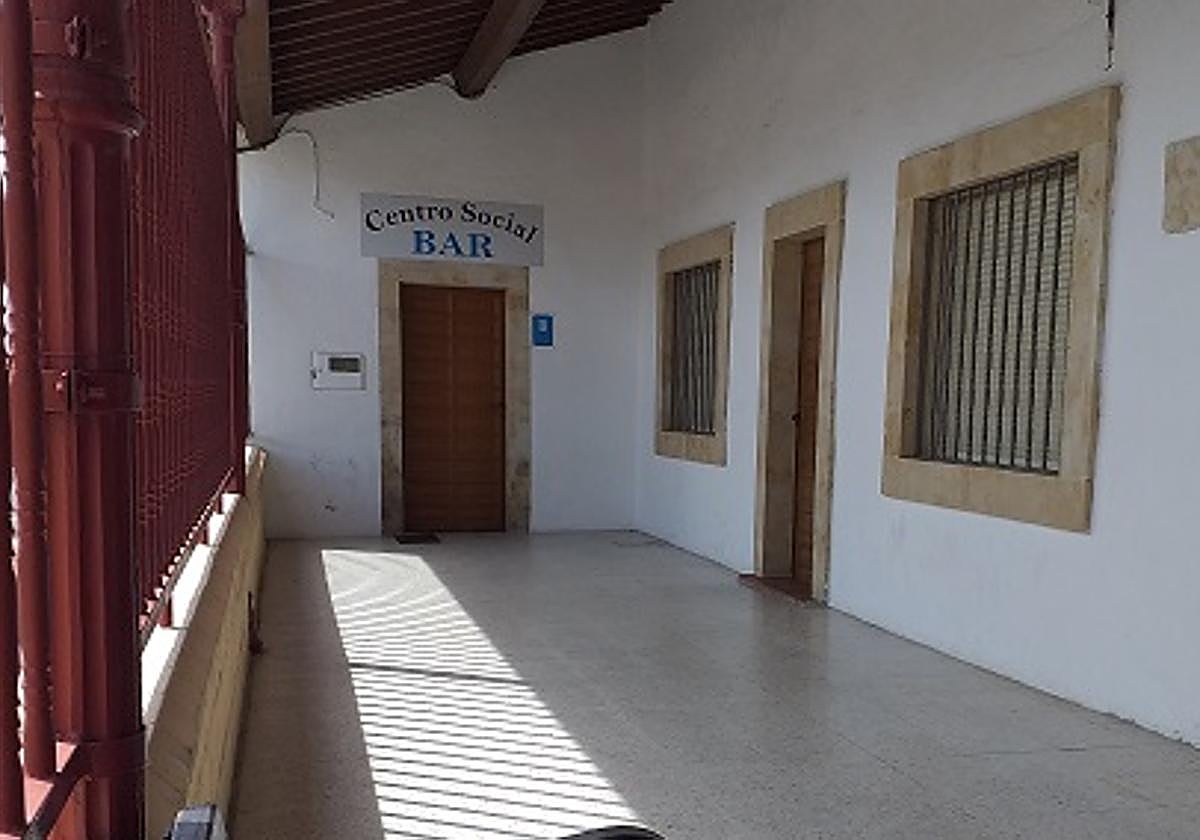 El centro social de Sando ha vuelto a funcionar como bar.