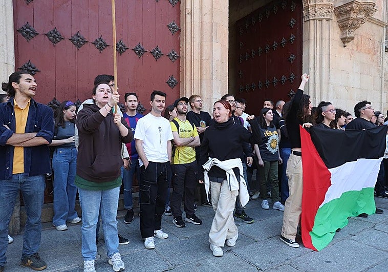Concentración de estudiantes frente a la fachada de la USAL