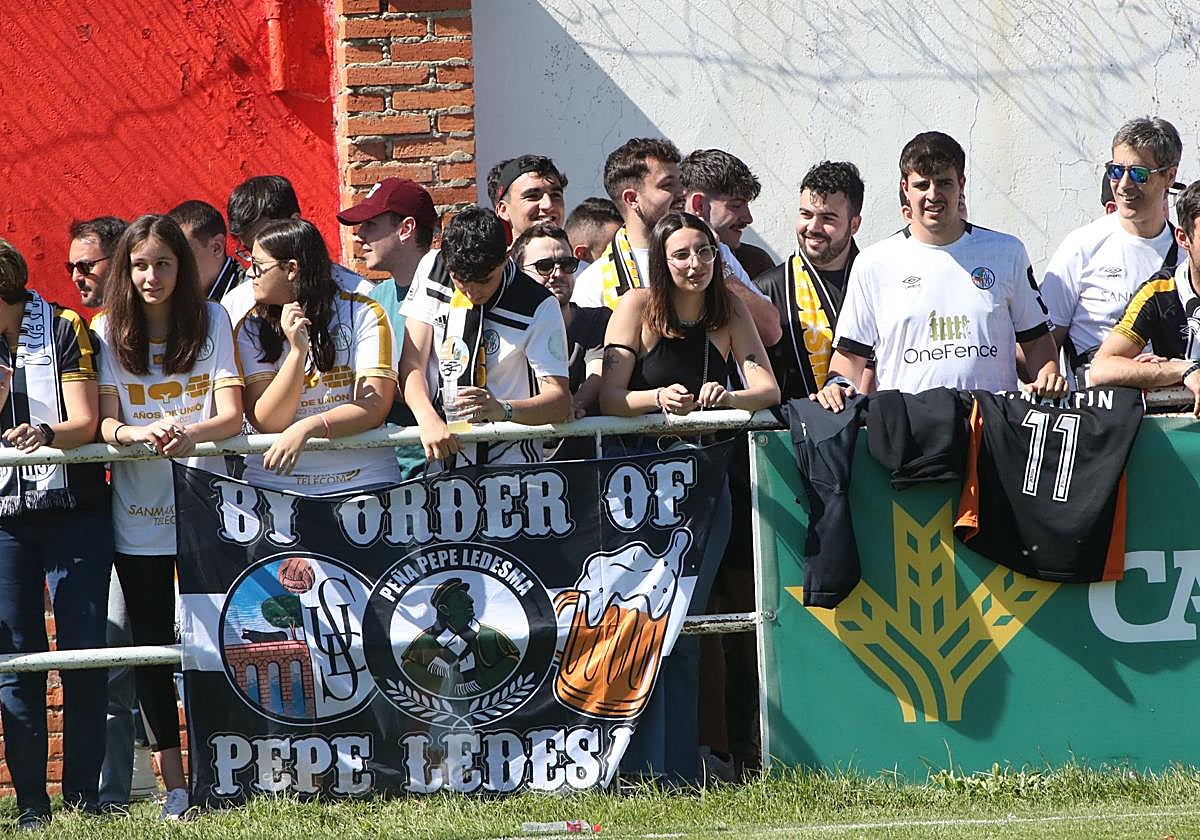Seguidores del Salamanca UDS en Tordesillas durante la Liga regular.
