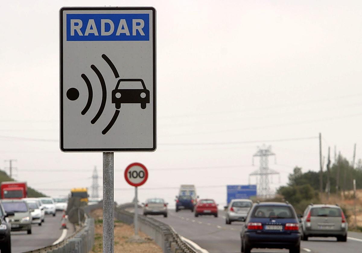 Aviso de radar en una carretera.