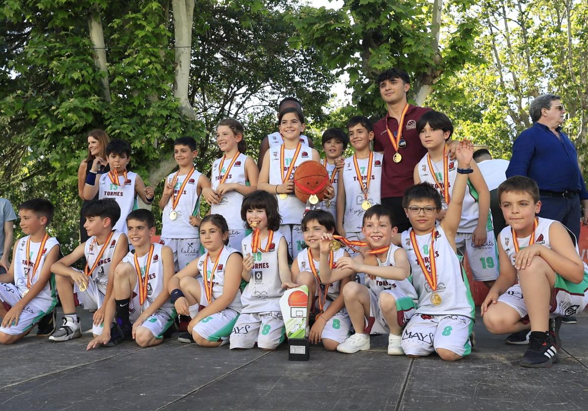 Uno de los equipos con sus medallas.