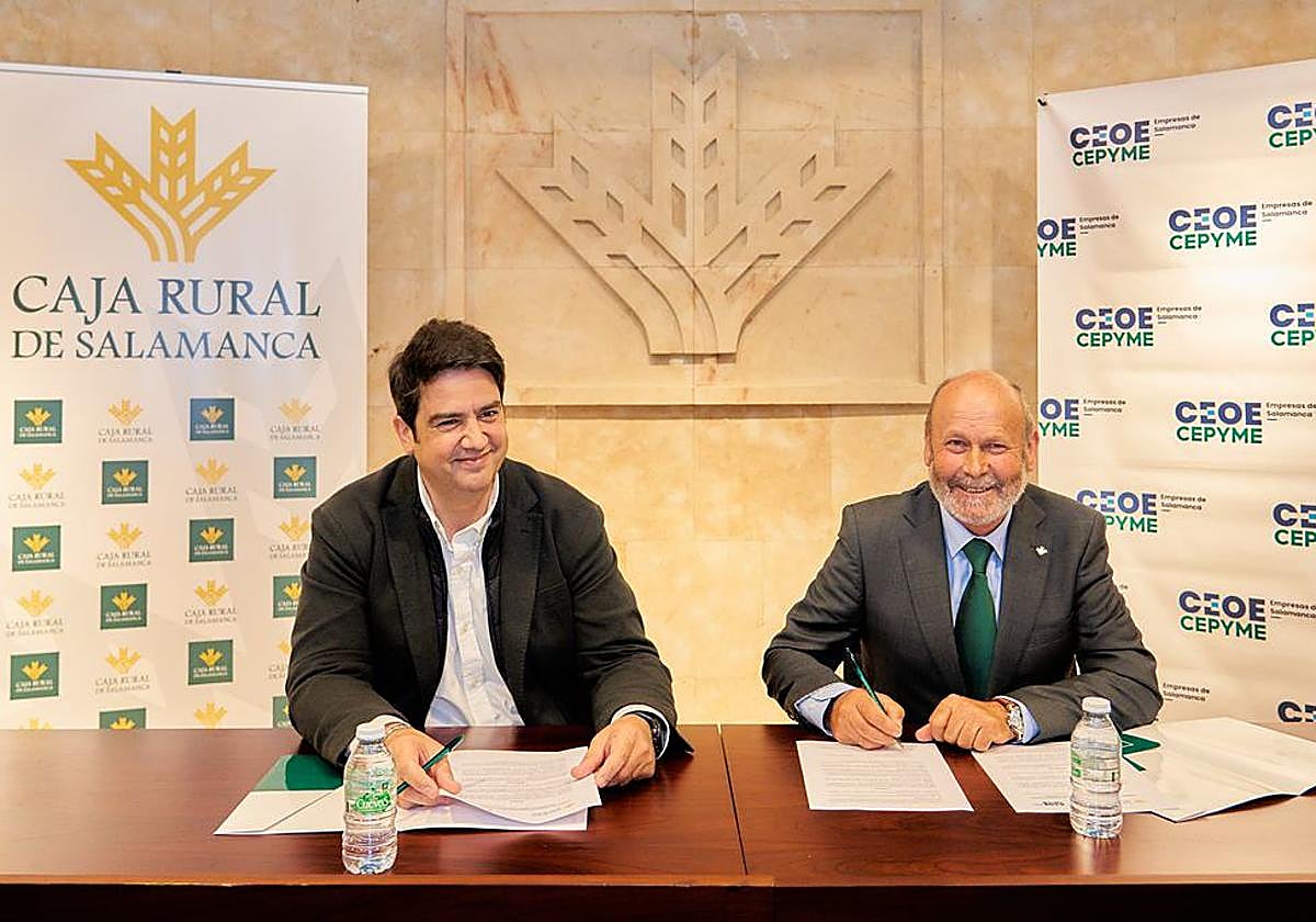 Momento de la firma de la renovación del acuerdo de colaboración entre CEOE CEPYME Salamanca y Caja Rural Salamanca.