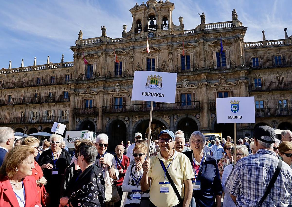 Imagen secundaria 1 - Medio millar de &#039;telefónicos&#039; disfrutan de Salamanca en el centenario de la compañía