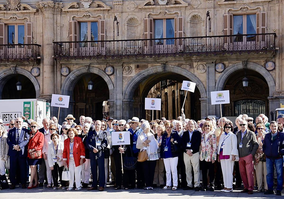Imagen principal - Medio millar de &#039;telefónicos&#039; disfrutan de Salamanca en el centenario de la compañía