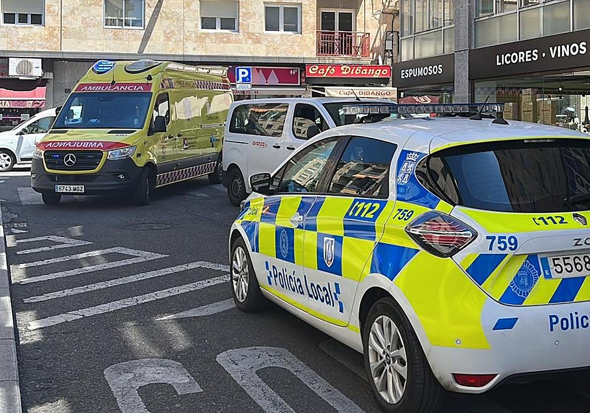 Ambulancia y Policía Local en el lugar de los hechos.