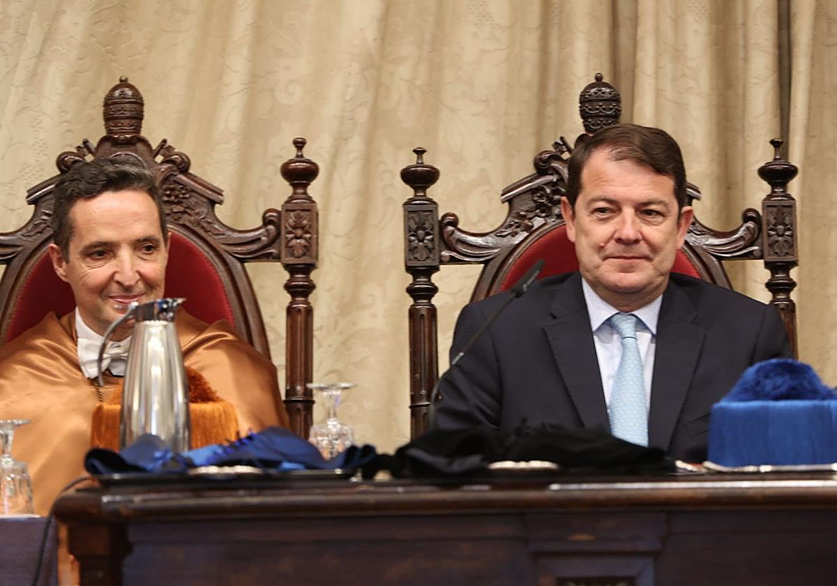 Corchado, junto a Mañueco, en el acto en el Paraninfo.