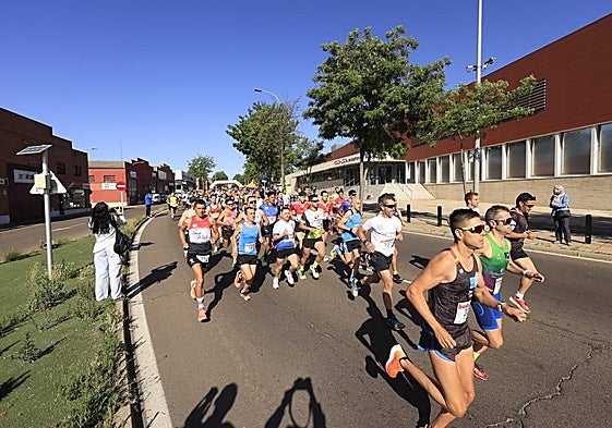 Salida de la competición a las puertas del cuartel de la Policía Local