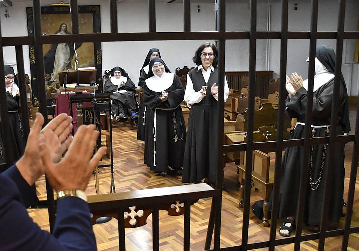 La joven postulante, en el Monasterio de la Purísima Concepción de Salamanca.