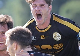 Amaro celebra uno de los goles del partido.