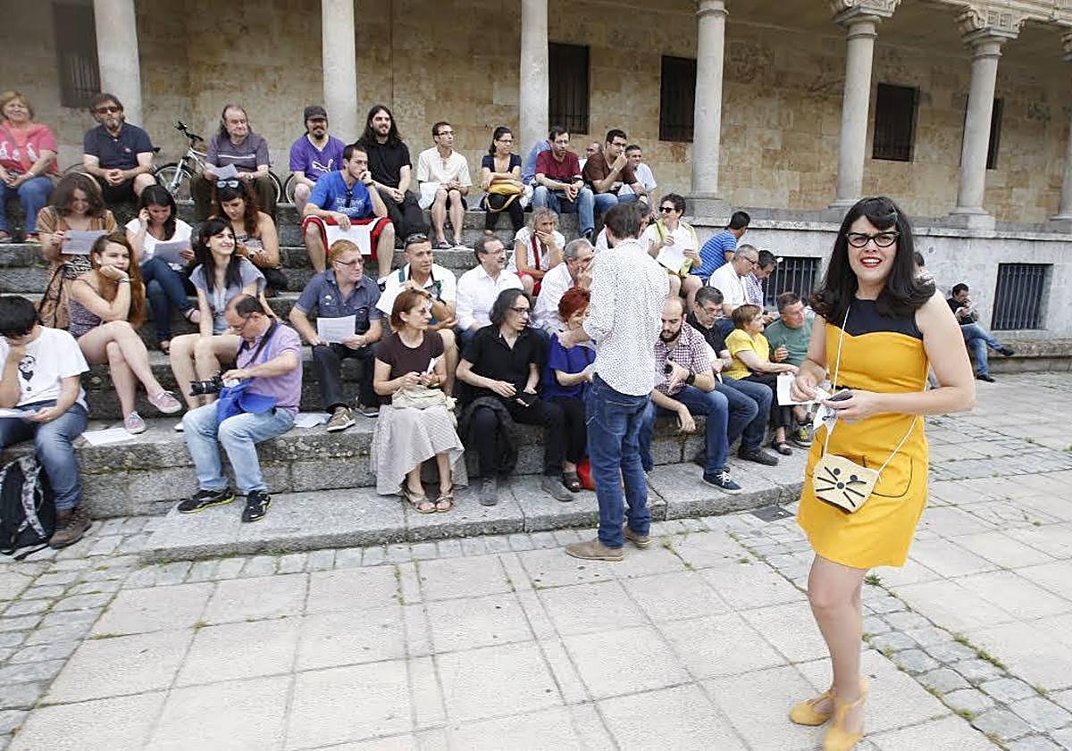 Imagen principal - En la foto principal, asamblea de Ganemos Salamanca. Debajo, pintadas en varias épocas.