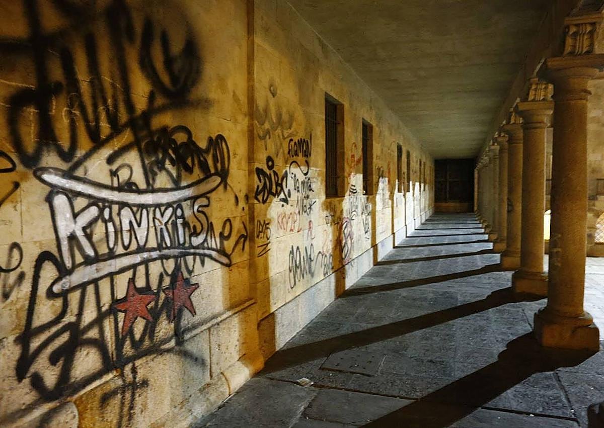 Imagen secundaria 1 - En la foto principal, asamblea de Ganemos Salamanca. Debajo, pintadas en varias épocas.