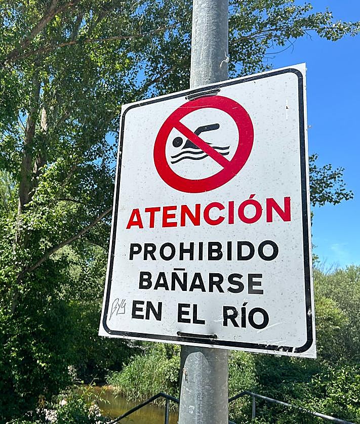 Imagen secundaria 2 - La zona del club de piragüismo en La Aldehuela o el pantalán junto a Mirat, zonas para disfrutar del agua bajo la prohibición en toda la ribera del Tormes.
