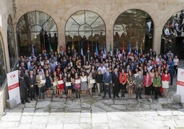Imagen de archivo de los participantes en una ceremonia de entrega de los diplomas a los becarios de las becas Santander-USAL.