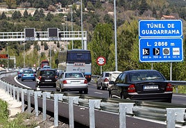 Tráfico en la AP-6 en dirección al túnel de Guadarrama.