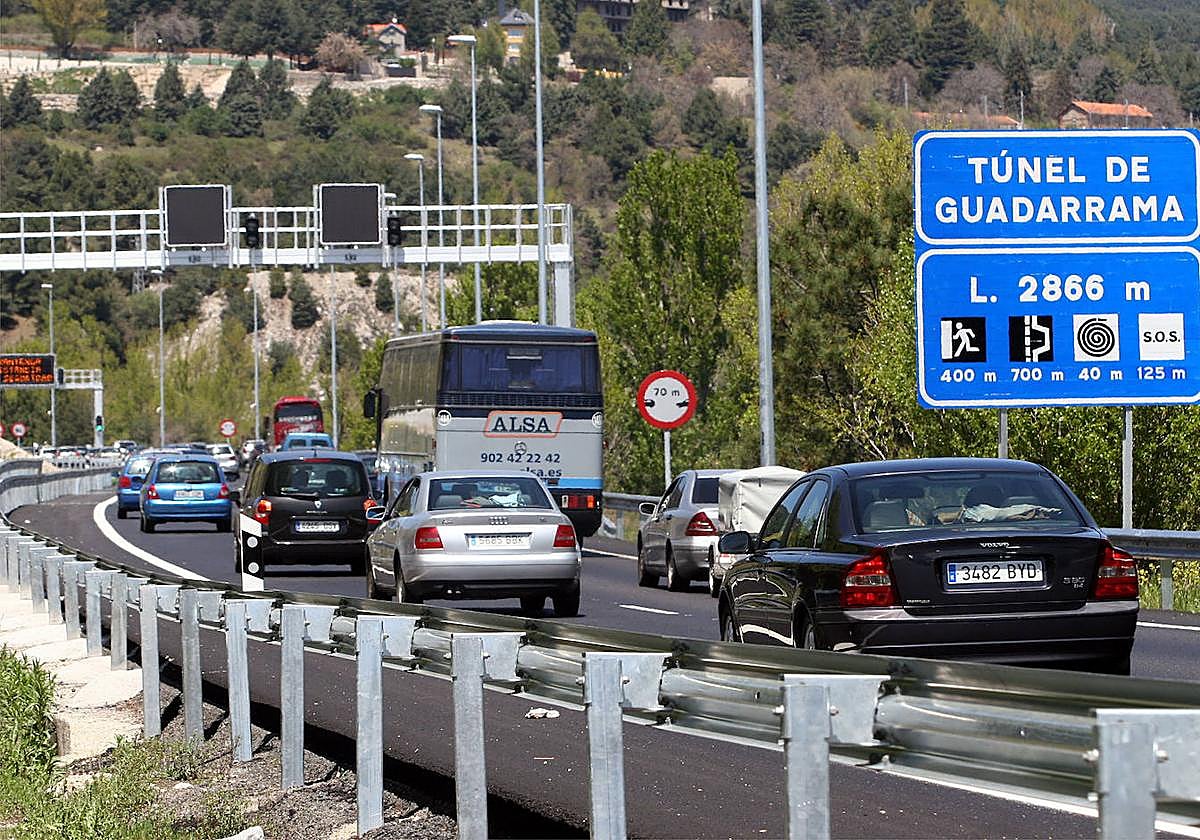 Tráfico en la AP-6 en dirección al túnel de Guadarrama.