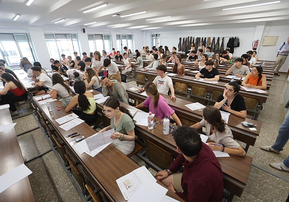 Alumnos, momentos antes de iniciar la prueba en la facultad de Ciencias de la USAL.