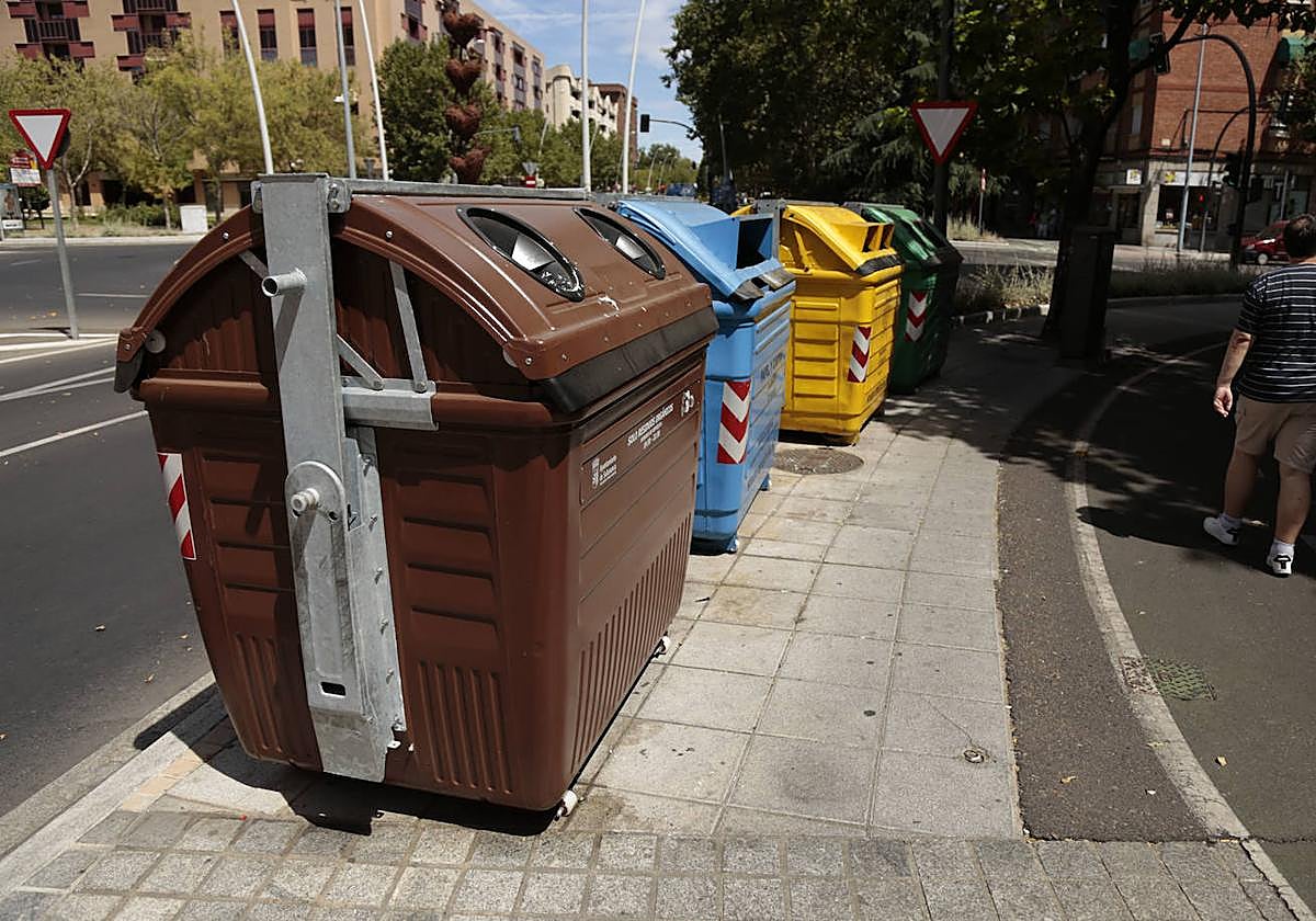 Contenedores en una calle de Salamanca.
