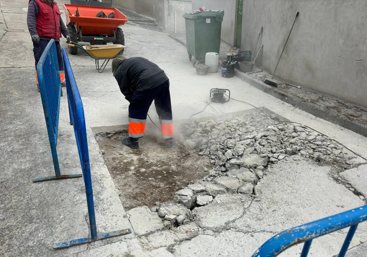 Obras de mejora y acondicionamiento de una calle de un pueblo de Salamanca.