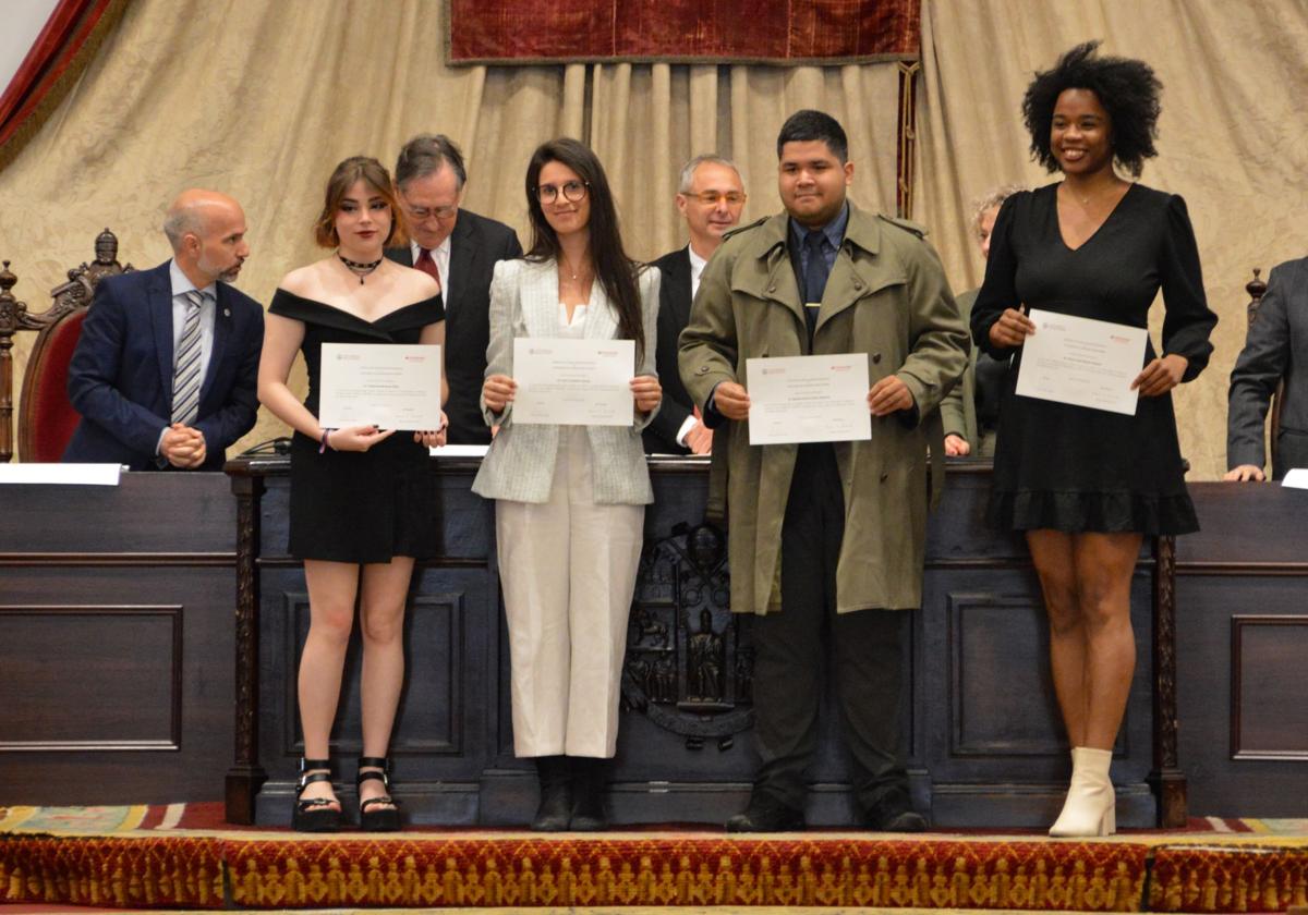 La USAL consigna casi 800.000 euros y convoca las becas Santander, pero los estudiantes exigen más garantías