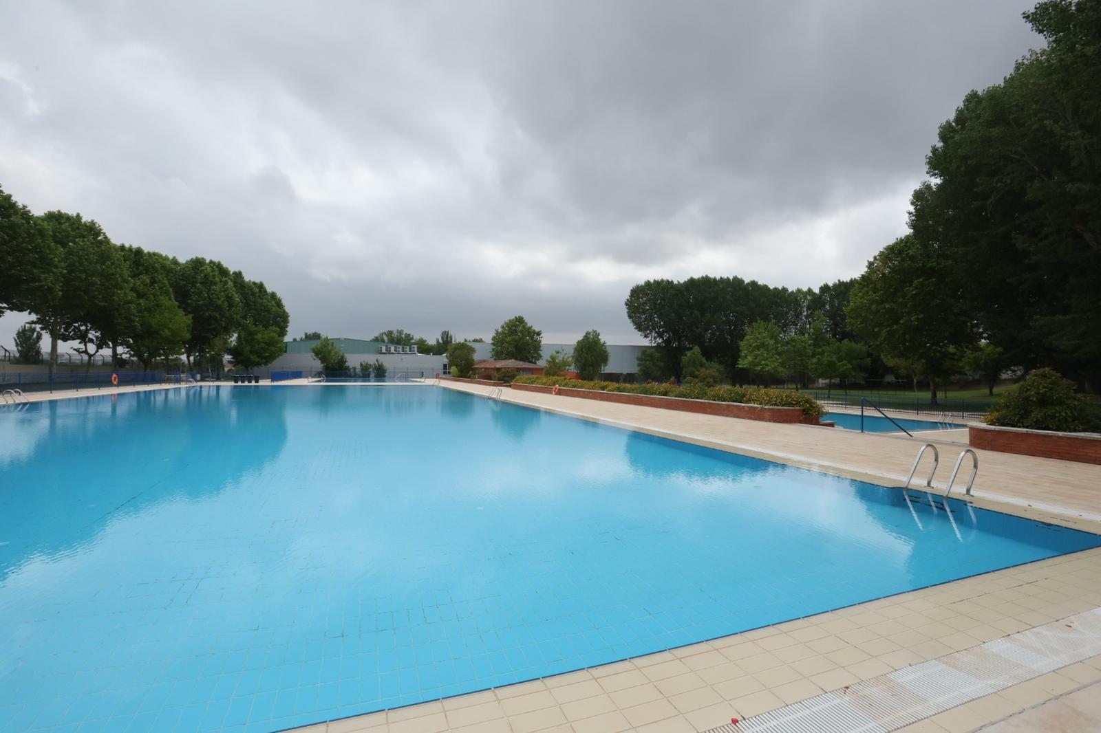 Piscina de Tejares vacía el primer día de apertura.