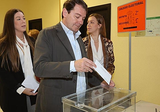 Alfonso Fernández Mañueco deposita su voto esta mañana.