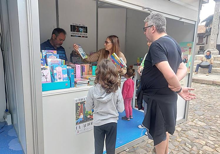 Una familia se interesa por la literatura infantil.