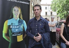 Juan Carlos Domínguez, padre de la joven ciclista atropellada mortalmente, a la salida de los Juzgados de Salamanca.