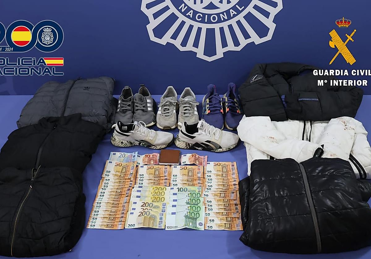 Algunos de los billetes robados y la ropa utilizada en los robos.