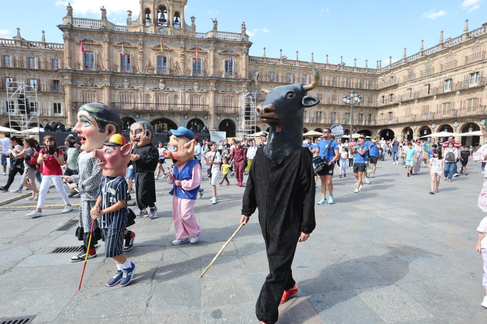 El pasacalles y los cabezudos, en imágenes