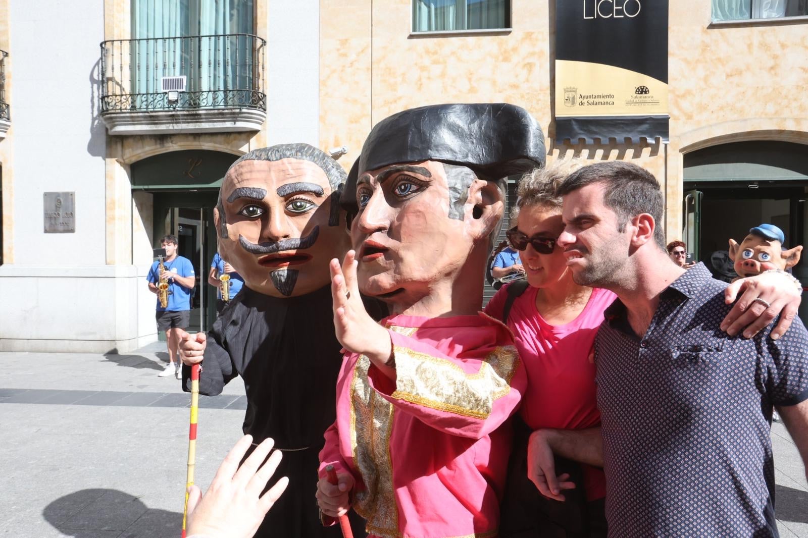 El pasacalles y los cabezudos, en imágenes