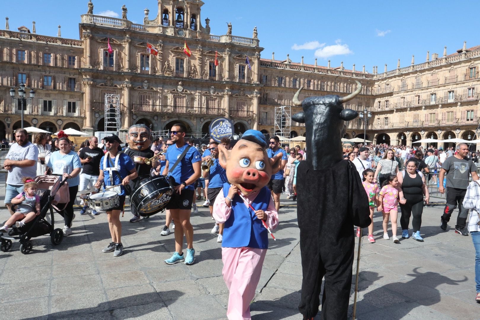 El pasacalles y los cabezudos, en imágenes