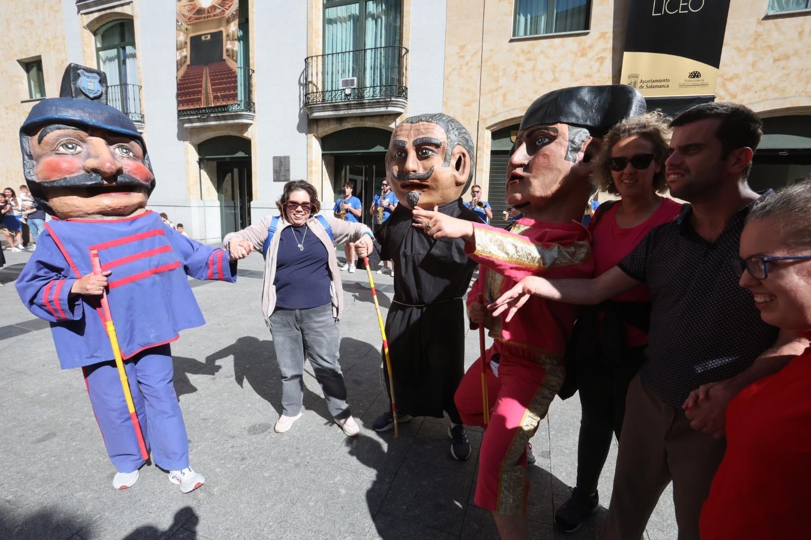 El pasacalles y los cabezudos, en imágenes