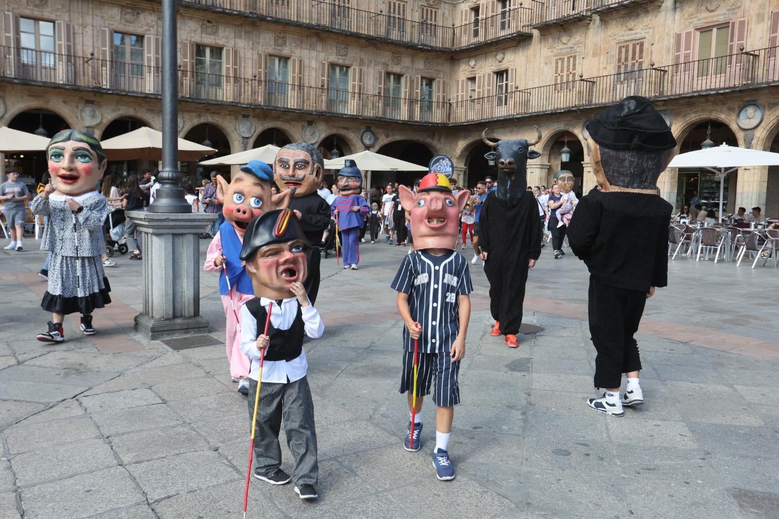 El pasacalles y los cabezudos, en imágenes