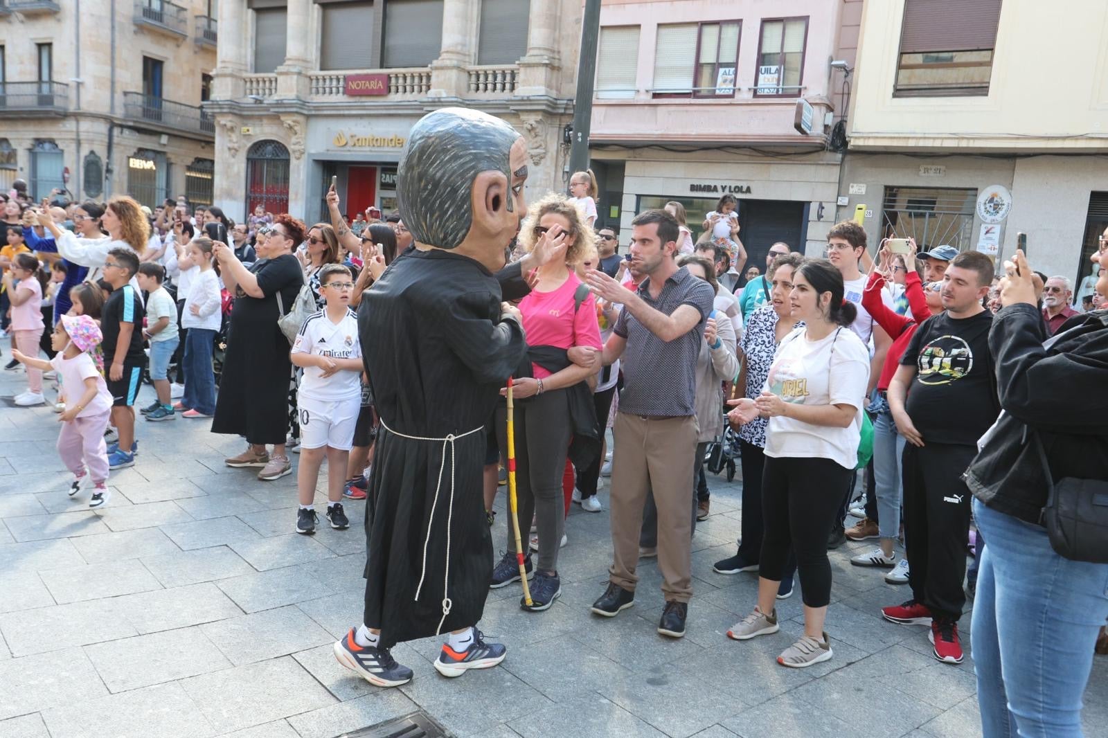 El pasacalles y los cabezudos, en imágenes