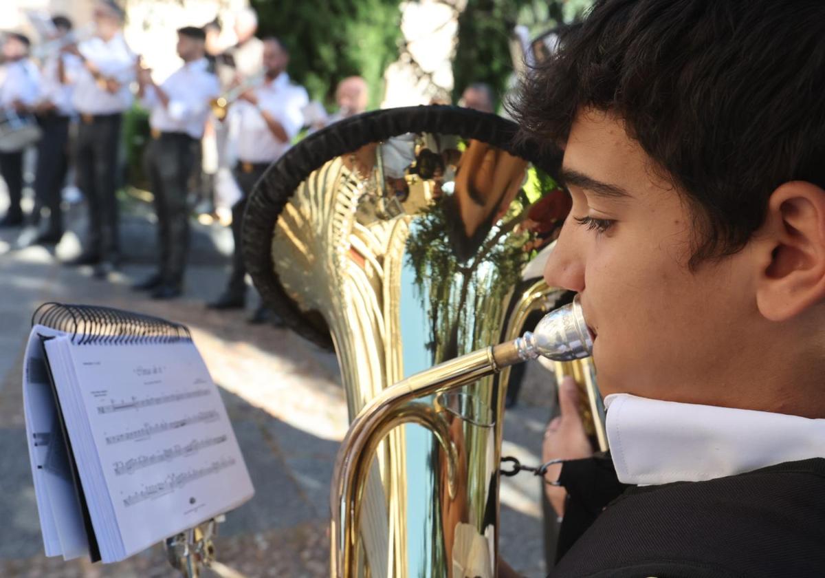 Salamanca rinde honor a su patrón con música y flores